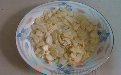 杏仁蜂蜜戚风蛋糕的做法步骤1——第六味道